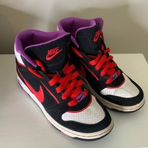 Women’s Nike Sneakers (Size 7)